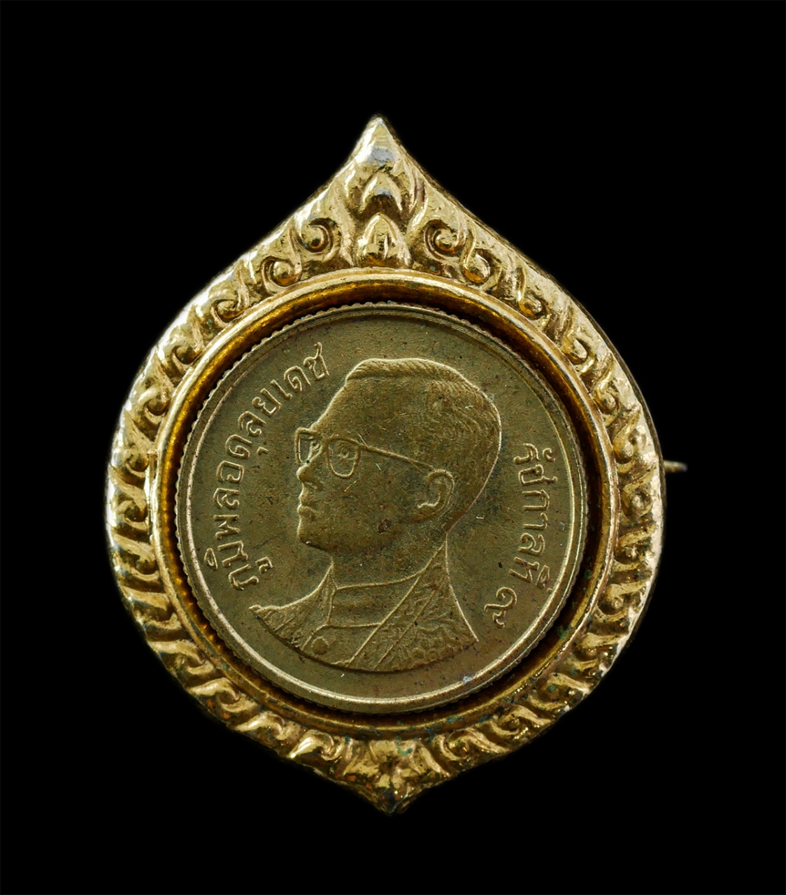 6May25 (127)p.jpg - เหรียญเข็มกลัด ในหลวงรัชกาลที่ 9 ทำด้วยเหรียญ 50 สต. ผลิตโดยกองเครื่องราชอิสริยยศ กรมธนารักษ์ เหรียญสวย | https://kamulet.in.th